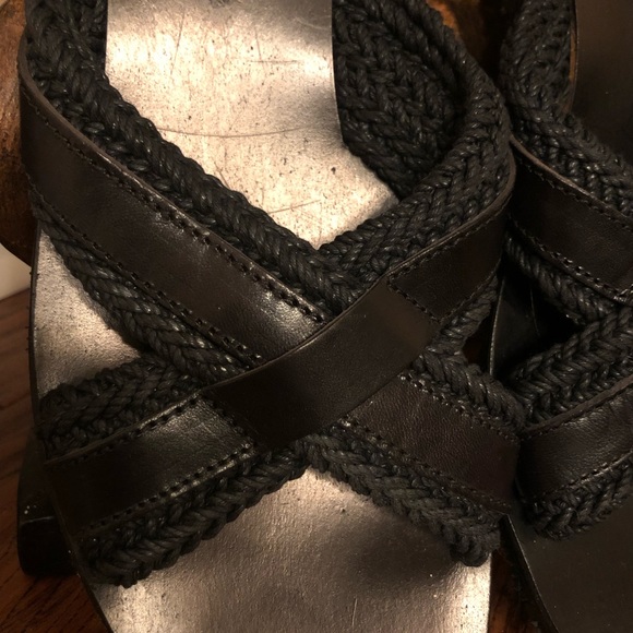 Saks Fifth Avenue Collection Leather Criss-Cross Sandals Maid in Italy. Size 11 - Picture 4 of 6